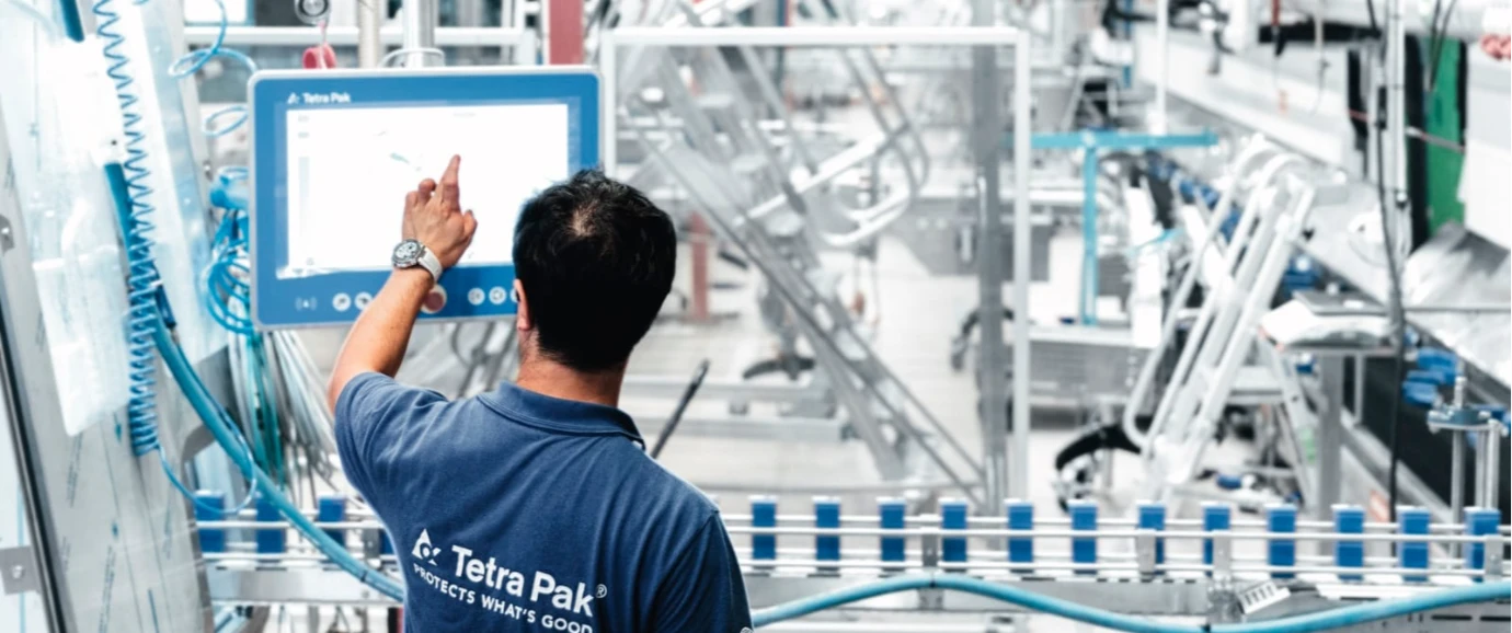 operario-maquinaria-Tetrapak